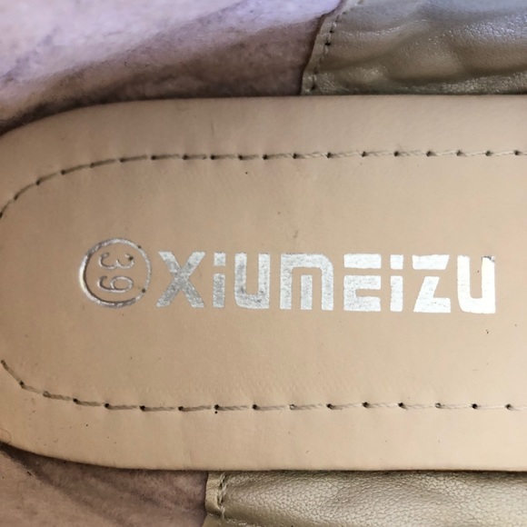 Classy Black and Gold Loafers Size 8 - Picture 5 of 7